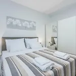 Spacious 3-br - Free Bikes & Parking Apartman *
