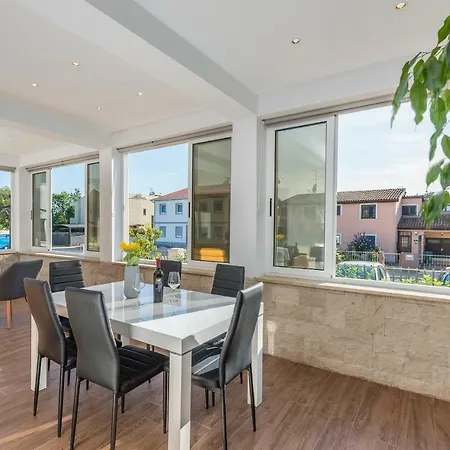 Spacious 3-Br Apartment Vita - Free Bikes & Parking Poreč