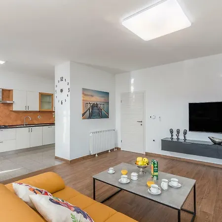 Spacious 3-Br Apartment Vita - Free Bikes & Parking Poreč