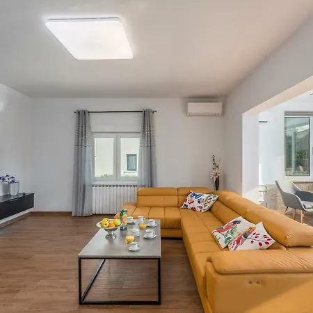 Spacious 3-Br Apartment Vita - Free Bikes & Parking