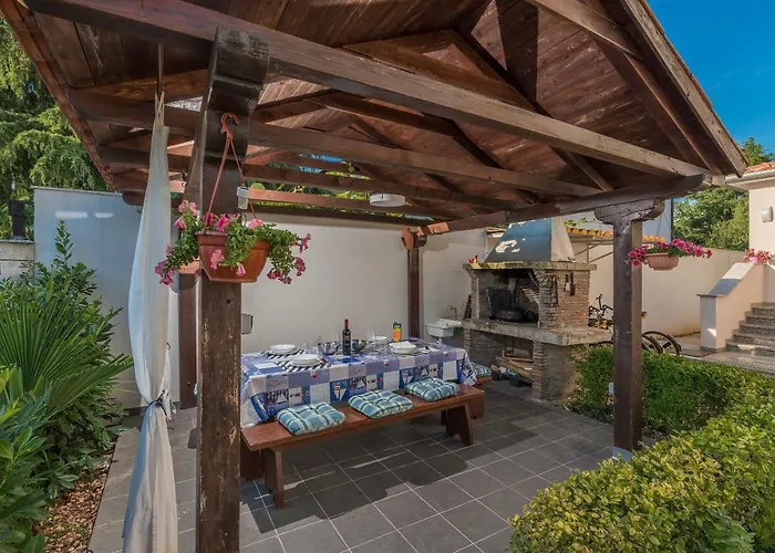 Spacious 3-br - Free Bikes & Parking Apartment Poreč