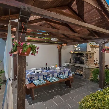 Spacious 3-br - Free Bikes & Parking Apartment Porec