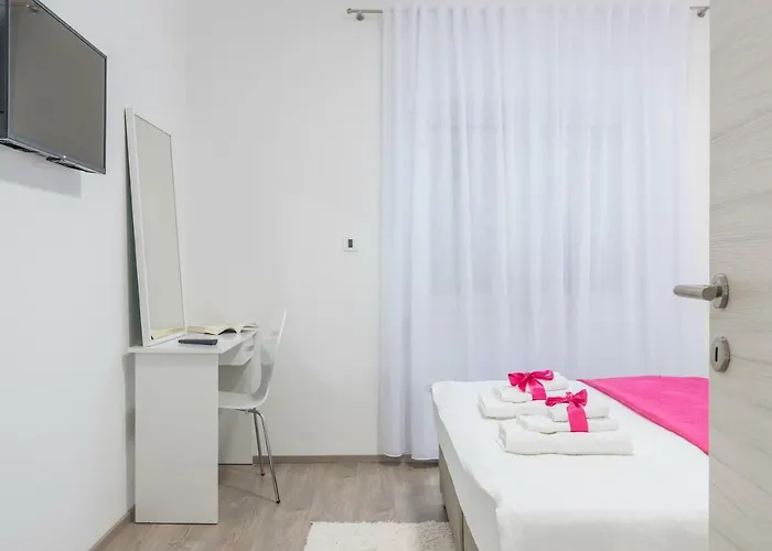 Spacious 3-br - Free Bikes & Parking * 포레치