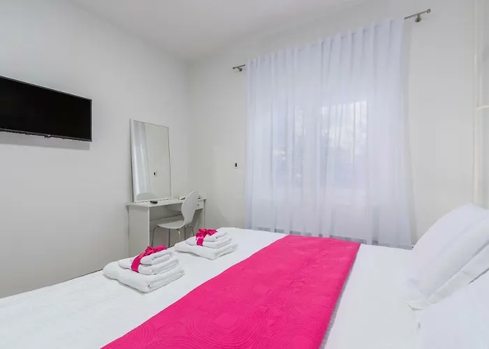 Spacious 3-br - Free Bikes & Parking *